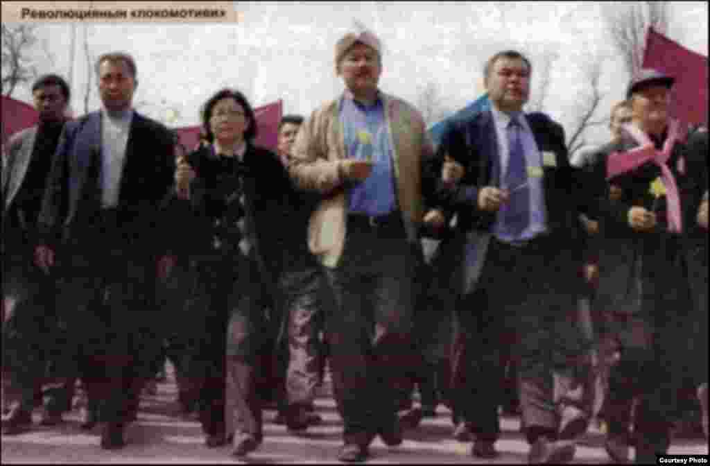 Лидеры оппозиции, в том числе Роза Отунбаева и Курманбек Бакиев, идут посреди демонстрации в Бишкеке.