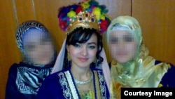 Шахло Рустамходжаева (в центре) с сестрами в один из дней свадебных торжеств