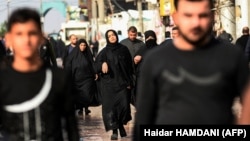 خواهر یکی از جان‌باختگان اعتراضات در بغداد و دیگر سوگواران در شهر نجف