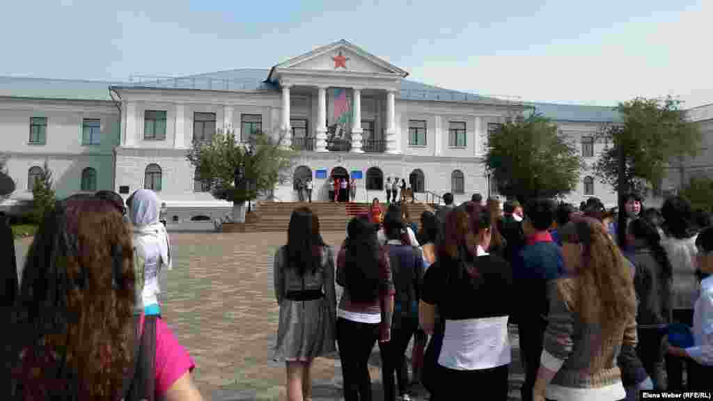Люди стоят перед зданием бывшего управления Карлага - ныне музея памяти жертв политических репрессий поселка Долинка. Сегодня здесь устроили День открытых дверей.