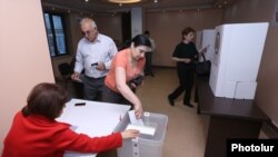 Armenia - A voter casts a ballot in Yerevan during municipal elections, 14May2017.