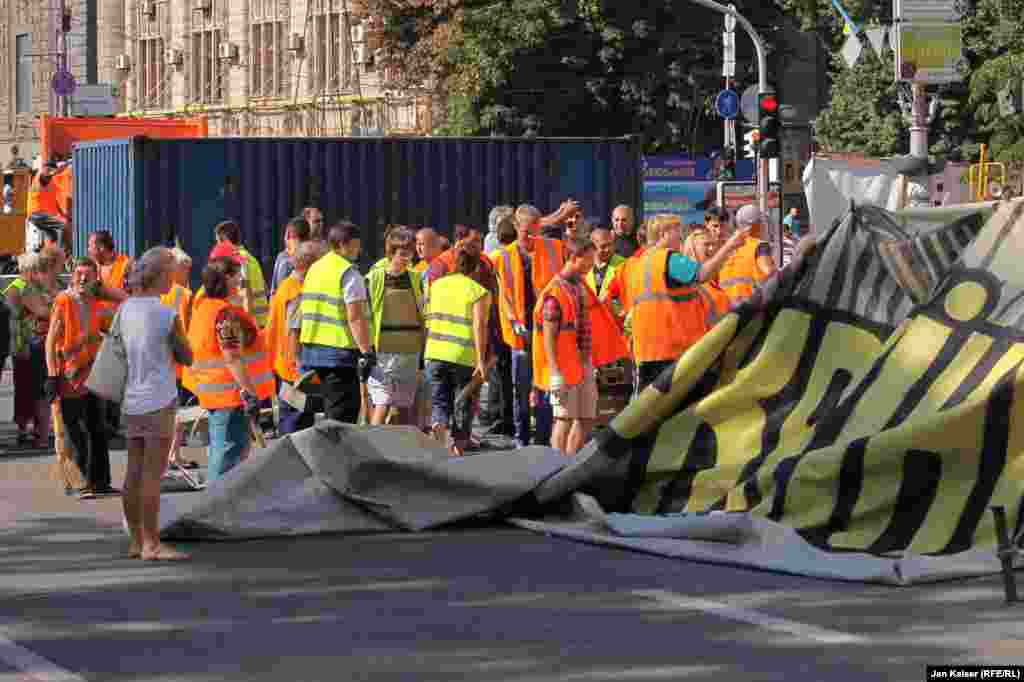 Ukraine -- Communal services with the police dismantle barricades in central Kyiv. 7 August, 2014