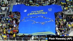 Українські вболівальники розгорнули великий банер у вигляді футболки перед матчем Ліги націй УЄФА між Україною і Ірландією. Лодзь, Польща, 14 червня 2022 року