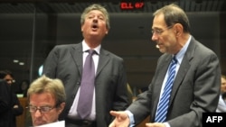 EU foreign policy chief Javier Solana (right) talks with French Foreign Minister Bernard Kouchner (left) and Luxembourg's Foreign Minister Jean Asselborn before the meeting.