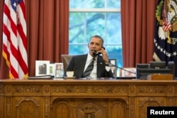АҚШ президенті Барак Обаманың Иран президенті Роуханимен телефон арқылы сөйлесіп отырған суретін Ақ үй жариялады. АҚШ, Вашингтон, 27 қыркүйек 2013 жыл.