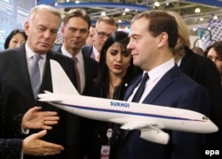 Премьер-министр России Дмитрий Медведев рассказывает о достоинствах Sukhoi Superjet своим финскому и французскому коллегам Юрки Катанену и Жан-Марку Эйро. 2013 год