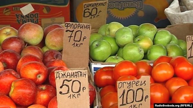 Фрукти й овочі на донецькому ринку