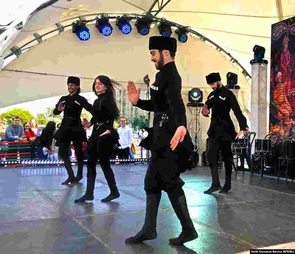 Танец азербайджанских гостей