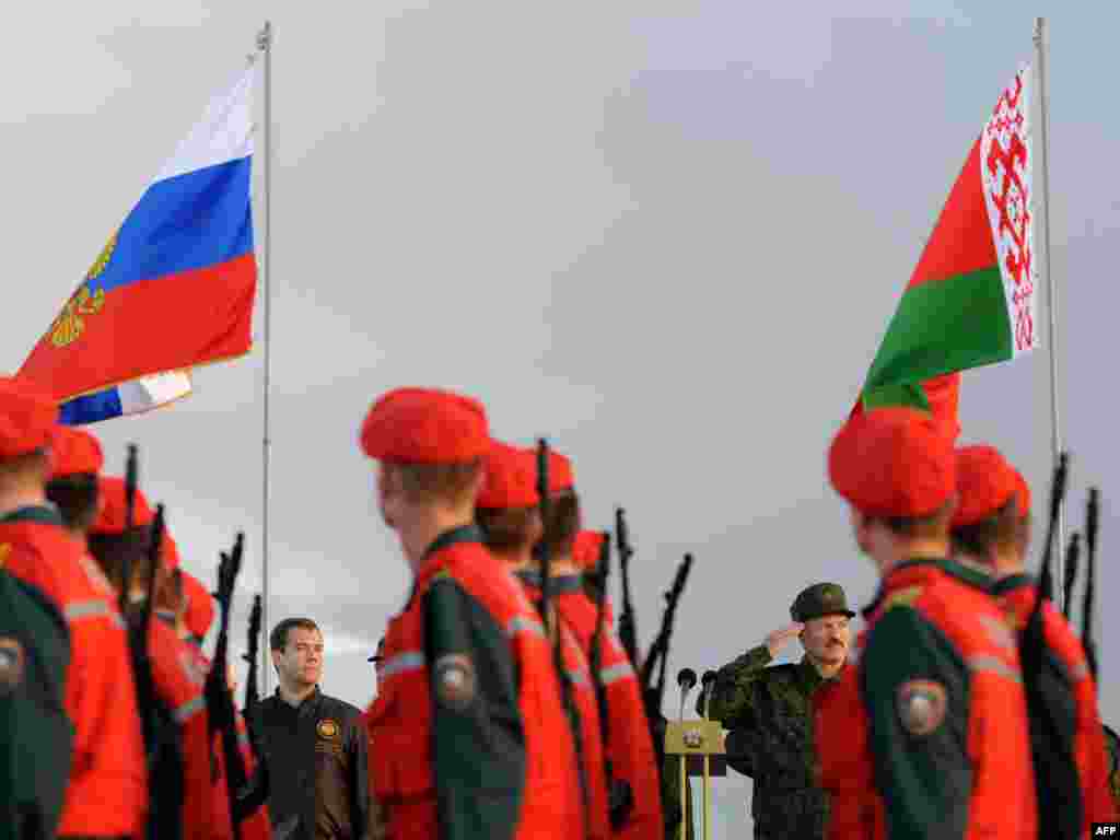 29 верасьня - Вайсковы парад на Абуз-Лясноўскім палігоне ля Баранавічаў, які прымалі Аляксандар Лукашэнка і Дзьмітрый Мядзьведзеў.