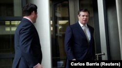 Пол Манафорт ()праворуч) виходить із залу суду у Вашингтоні, 19 квітня 2018 року