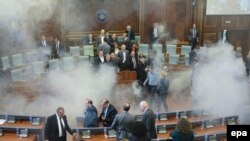 Розпилений у будівлі парламенту Косова сльозогінний газ, 15 жовтня 2015 року