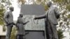 Пам’ятник у Стамбулі: турецький лідер Мустафа Кемаль Ататюрк пояснює нову абетку
