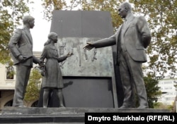 Помнік у Стамбуле: турэцкі лідэр Мустафа Атацюрк тлумачыць новы турэцкі альфабэт