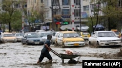 تصویر آرشیف: بارنده گی و آبخیزی روی جاده ها 