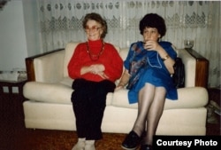 Натальля Арсеньнева (справа) і Яніна Шабуня-Каханоўская. Нью-Ёрк, лістапад 1991 г. БДАМЛМ