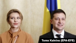 Президент України Володимир Зеленський (п) і його дружина Олена Зеленська під час церемонії привітання в Таллінні, Естонія, 26 листопада 2019 року
