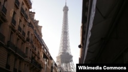 Вид на Эйфелеву башню в Париже. Иллюстративное фото.
