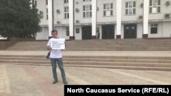 Пикет в поддержку жертв пыток в Махачкале устроен общественным комитетом по поддержке арестованного журналиста "Черновика" Абдулмумина Гаджиева 