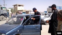 A Pakistani police checkpoint at the porous, but heavily militarized, Afghan-Pakistani border