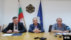 В село Буковлък е изолирано огнище на COVID-19. Областния щаб се срещна и разпореди мерки. На снимката: директорът на РЗИ д-р Атанас Гарев (дясно), зам.-областният управител Красимир Трифонов (средата) и областният управител Мирослав Петров