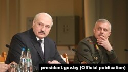 Президент Беларуси Александр Лукашенко (слева) и государственный секретарь Совета безопасности Беларуси Станислав Зась (архив)