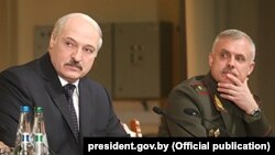 Президент Беларуси Александр Лукашенко (слева) и генеральный секретарь ОДКБ Станислав Зась