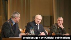 Belarus Prezidenti Alexander Lukashenko (ortada), daxili işlər naziri Ihar Šunievič (Igor Shunevich) və Stanisłaŭ Zaś (Stanislav Zas), arxiv fotosu