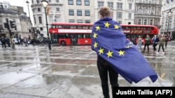 Një protestues me flamur të BE-së në Londër.