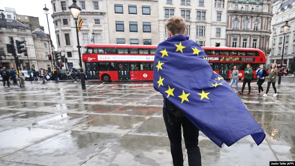 اعتراض یکی از هواداران اتحادیه اروپا در لندن به برگزیت 