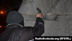 Під час спроби знести пам’ятник Дзержинському в Запоріжжі, 7 листопада 2014 року