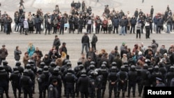 Ռուսամետ ցուցարարները և ուկրաինացի ոստիկանները Խարկովի շրջանային վարչակազմի շենքի դիմաց, 8-ը ապրիլի, 2014թ․