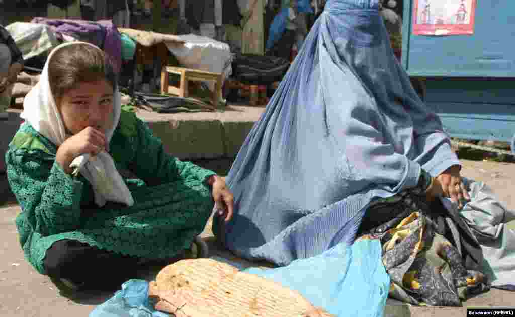 У дороги женщина продает афганский хлеб-лепешку. 