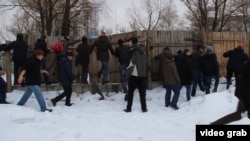Громадські активісти ламають паркан забудови в Києві