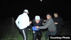 Өлген жылқыны жармасып ағып келген өзбек азаматы. Сурет блогер Олжас Мамырдың Facebook парақшасынан алынған. 2 мамыр 2020 жыл.