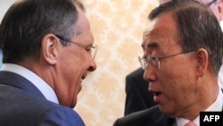 Russian Foreign Minister Sergei Lavrov (left) welcomes UN Secretary-General Ban Ki-Moon to their meeting at Foreign Ministry in Moscow on April 22.