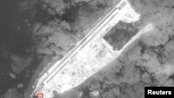 O imagine din satelit arată construcțiile pe care China le-a ridicat pe insulele artificiale.