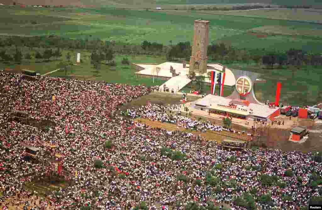 28. jun 1989. predsjednik Srbije Slobodan Milošević je poručio na Gazimestanu da nisu isključene oružane bitke,&nbsp;što su mnogi protumačili kao najavu rata. &nbsp;