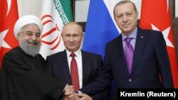 Иран президенті Хассан Роухани, Ресей президенті Владимир Путин және Түркия президенті Режеп Тайып Ердоған. Сочи, 22 қараша 2017 жыл.