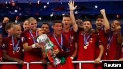 Игроки сборной Португалии отмечают победу в финале чемпионата Европы по футболу. Сен-Дени, 10 июля 2016 года.