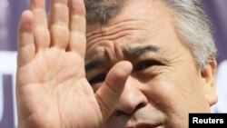 Kyrgyzstan -- Opposition leader Omurbek Tekebaev delivers a speech during an anti-government rally in Bishkek, 17Mar2010 