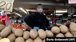 Продавачка на пазар со заштитна маска во време на пандемија на коронавирус