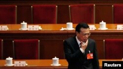 Li Keqiang duke u larguar nga ceremonia e mbylljes së Kongresit Kombëtar Popullor të Kinës në Pekin