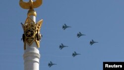 Отан қорғаушылар күні өткен парадтағы әскери ұшақтар. Астана, 7 мамыр 2014 жыл. (Көрнекі сурет)