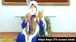 Soňky ýyllarda türkmen telewideniýesinde aýal-gyzlaryň pul sowgadyny maňlaýyna sylyp alýan pursatlary görkezilýär. Türkmenistanyň "Altyn Asyr" telekanalyndan alnan surat
