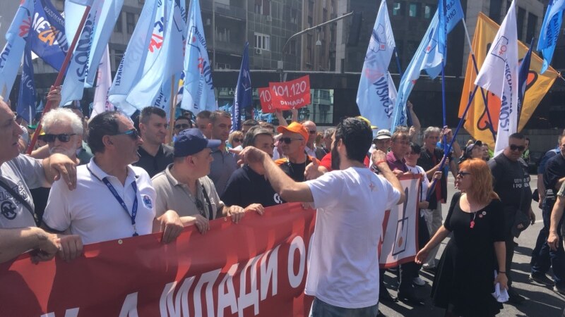 Učesnici protesta pokušavaju da priđu ministru Đorđeviću