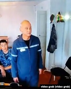 "Қазатомөнеркәсіп" компаниясының бұрынғы жетекшісі Мұхтар Жәкішев сот сұрағына жауап беріп тұр. Семей, 24 шілде 2019 жыл.