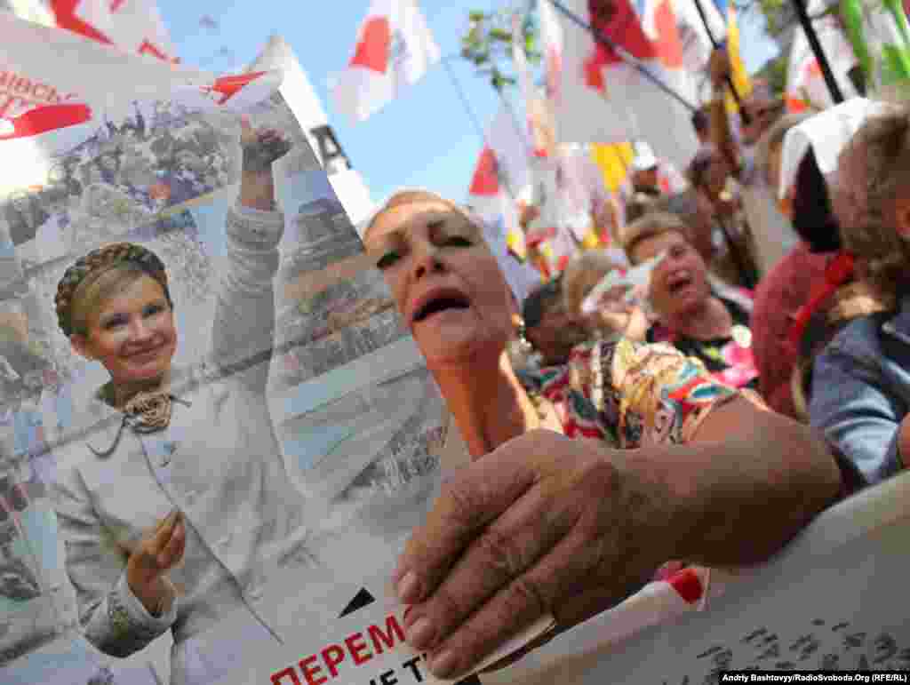 Тепер прихильники Тимошенко розмістилися по обидва боки Хрещатика.