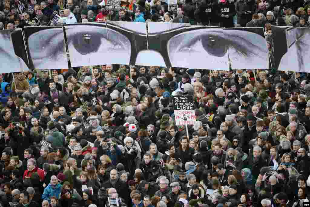 Okupljanje demonstranata u Parizu radi održavanja marša protiv terorizma, 11. januar 2015. Nekoliko stotina hiljada ljudi i više od 40 svjetskih lidera učestvovali su u maršu odavajući poštu za sedamnaestoro osoba ubijenih u napadu na francuski satirični magazine Charlie Hebdo. (epa/Frederic Von Erichsen)