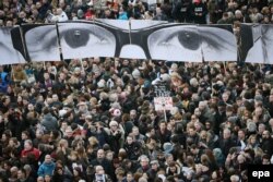 راهپیمایی سراسری علیه تروریسم در پاریس در ۱۱ ژانویه ۲۰۱۵ پس از حمله به دفتر شارلی ابدو/ رهبران ۴۰ کشور جهان در این راهپیمایی حضور داشتند.