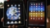 Планшет Samsung Electronics' Galaxy (справа) действительно почти неотличим от Apple iPad 